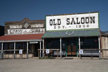 Göçmen, Montana - 24 Ağustos 2021: The Old Saloon, Paradise Valley bölgesinde ünlü ve ikonik bir bar ve restoran
