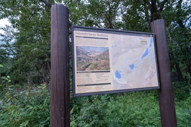 Montana, ABD - 15 Ağustos 2021: Birçok Buzul Bölgesindeki Grinnell Buzul Yolu 'nda Bilgi İşareti