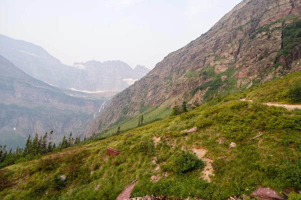 Buzul Ulusal Parkı Nda Grinnell Buzulu Yolu Bulanık Dumanlı Koşullar — Stok fotoğraf