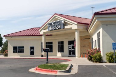 Boise, Idaho - 20 Ağustos 2021: Okulun gelecekteki güzellik uzmanları için kuaför kozmetoloji okulu