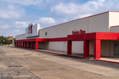 Bismarck, Kuzey Dakota - 27 Ağustos 2021: Sears Holding 'in sahibi olduğu terk edilmiş ve kapanmış bir Big K Kmart ve Bahçe Dükkanı