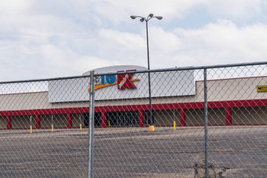 Bismarck, Kuzey Dakota - 27 Ağustos 2021: Sears Holding 'in sahibi olduğu terk edilmiş ve kapanmış bir Big K Kmart ve Bahçe Dükkanı