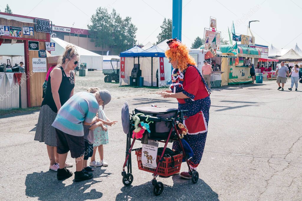 Boise, Idaho 20 de agosto de 2021 Un payaso le da a un niño un