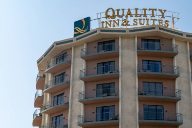 Idaho Falls, Idaho - 22 Ağustos 2021: Quailty Inn and Suites otelinin dışında, Choice Hotels 'in yanında.