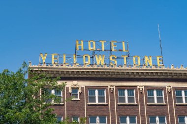 Pocatello, Idaho - 22 Ağustos 2021 Şehir merkezinde tarihi bir otel olan Yellowstone Oteli için imza.