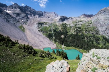 Turkuaz göl manzaralı Aşağı Mavi Göl, Colorado Blue Lakes patikası, Sneffels Dağı vahşi doğası