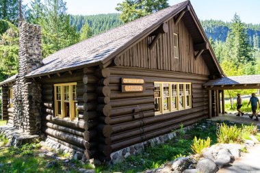 Longmire, Washington - 7 Temmuz 2021: Mt. Mt. Yazın Rainier Ulusal Parkı