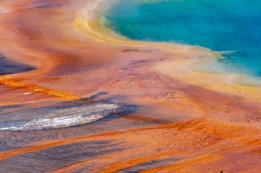 Yellowstone Ulusal Parkı 'ndaki Büyük Prizmatik Bahar ve gökkuşağı renklerinin soyut renkli görüntüsü