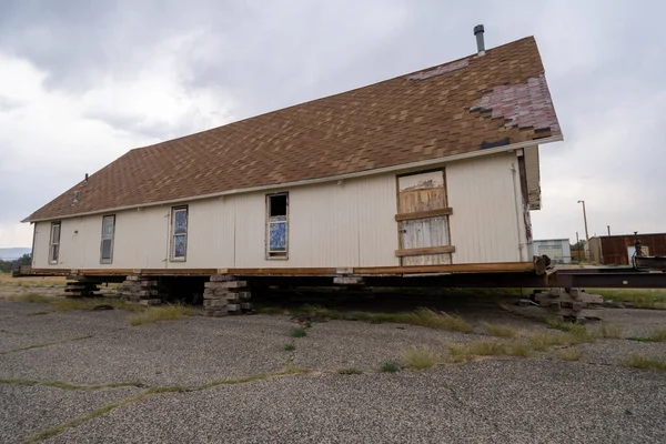 Maison Soulevée Fondation Sur Des Palettes Pour Être Physiquement Transportée — Photo