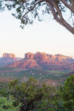 Güneşli bir sonbahar gününde gün batımında Sedona, Arizona manzarası