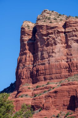 Sedona 'daki Bell Rock, açık mavi gökyüzüne karşı
