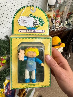 Mesa, Arizona - 19 Kasım 2025: 1980 'lerden kalma, poz verilebilir oyuncak bebek, hala kutuda duruyor