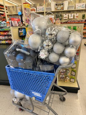 Mesa, Arizona - 19 Kasım 2025: Dolup taşan Hobi Lobisi alışveriş arabası Noel süsleri ve süslemelerle dolu. Aşırı tüketim sorunu, alışveriş bağımlılığı