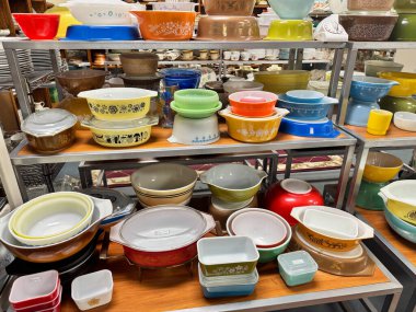 Mesa, Arizona - 19 Kasım 2025: Her türlü klasik Pyrex kapları sergileniyor