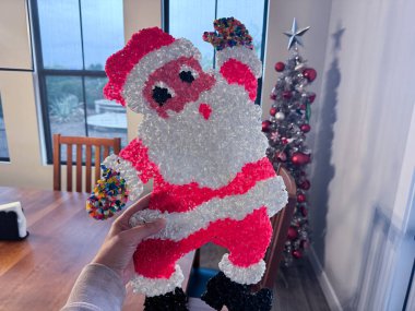 Mesa, Arizona - 19 Kasım 2025: 1960 ve 70 'lerde popüler olan Kage Company' den Noel Baba Parıltılı Plaket Patlamış Mısır Dekorasyonu