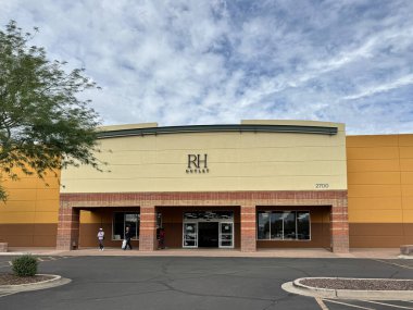 Chandler, Arizona - 22 Kasım 2025: RH Outlet 'in dışında, indirimli çizik ve çukur mobilya satan Restorasyon Hırdavatçıları
