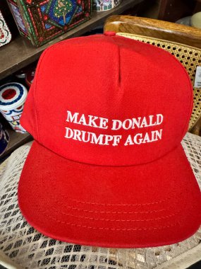 Mesa, Arizona - 19 Kasım 2025: Komik anti-Donald Trump MAGA parodi şapkası - Donald Drumpf 'u yeniden yap, Birleşik Devletler başkanıyla alay et