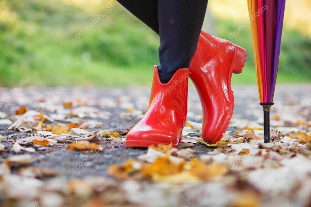 Кукла в резиновых сапогах и плаще. Резиновые сапоги в луже. Небо под сапогами. Резиновые сапожеи и зонти. Сапоги резиновые.