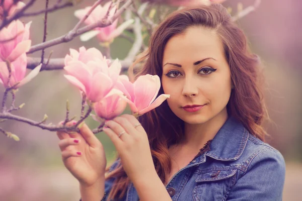 Menina bonita com flores — Fotografia de Stock