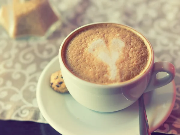 Cappuccino com uma forma de coração  . — Fotografia de Stock