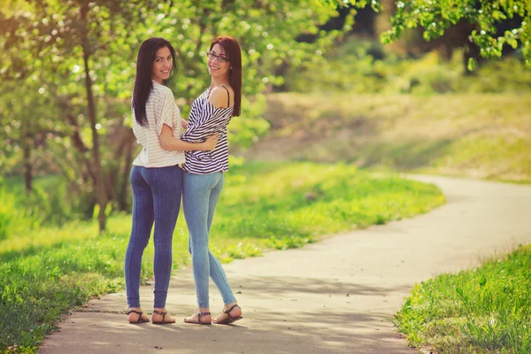 Flickvänner i parken. — Stockfoto
