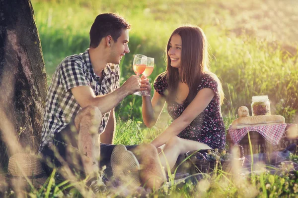 Kırsal romantik günbatımı piknik zevk çekici çift. — Stok fotoğraf