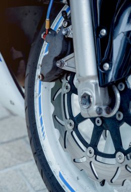 Motosikletin ön tekerleğinin bir parçası. Şok emici ve motorsiklet frenleri. Motosikletin ön tekerleğinin fren pedleri..