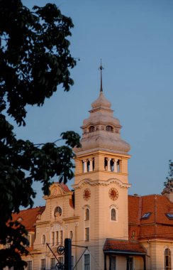 Bydgoszcz 'deki ev. Kanalın yukarısındaki antik bina. Kırmızı tuğla bina. Mimari.