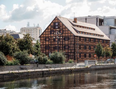 Bydgoszcz 'deki ev. Kanalın yukarısındaki antik bina. Kırmızı tuğla bina. Mimari.