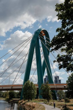 Bydgoszcz nehri üzerindeki köprü. Polonya şehrinde mimar olmak. Seyahat.