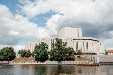 Bydgoszcz 'de opera. Brda nehrinin üzerinde bir bina. Bydgoszcz 'un mimarisi. Polonya 'daki evler ve kiliseler. Gökyüzü.