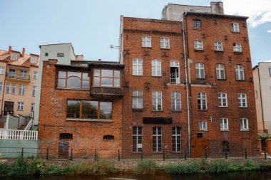 Bydgoszcz 'un mimarisi. Polonya 'daki şehir evleri. Eski kırmızı tuğlalı evler. Ahşap kaplamalı binalar. Avrupa.