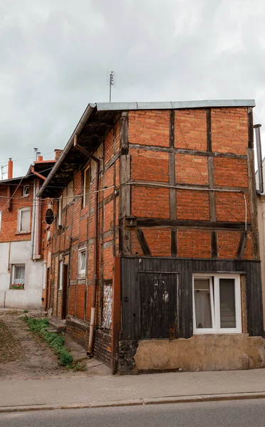 Arquitetura de Bydgoszcz. Casas da cidade na Polônia. Velhas casas de tijolos vermelhos. Edifícios com inserções de madeira. A Europa. — Fotografia de Stock