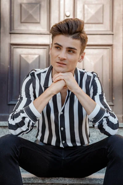 Jovem Sentado Nas Escadas Frente Casa Cara Elegante Roupas Elegantes — Fotografia de Stock