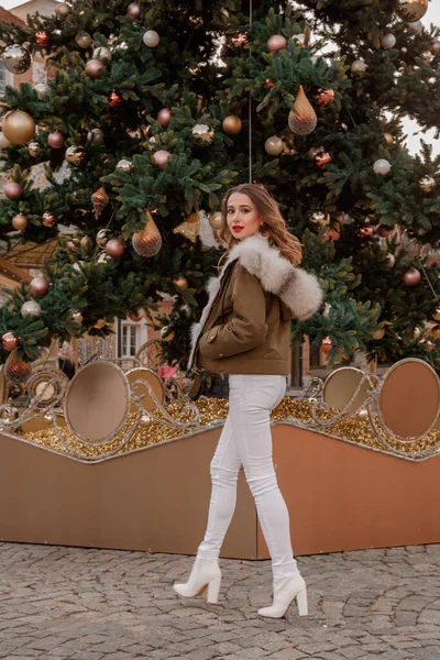 Élégante Fille Marcher Dans Une Ville Hiver Belle Dame Aux — Photo