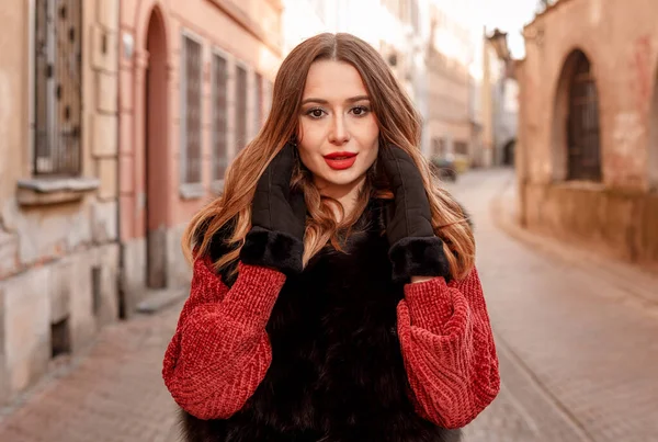 冬休みに街を歩くファッショナブルな女性モデルの屋外写真 旧市街のワルシャワ通りを歩くファッショナブルな女の子 — ストック写真