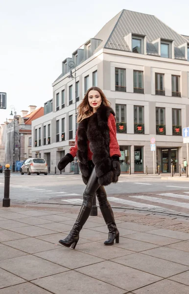 冬休みに街を歩くファッショナブルな女性モデルの屋外写真 旧市街のワルシャワ通りを歩くファッショナブルな女の子 — ストック写真