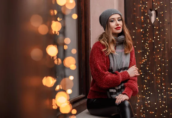 Bär Stilren Stickad Mössa Och Halsduk Kvinna Promenader Julmarknad Med — Stockfoto