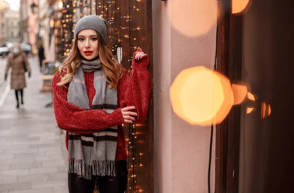 Bär Stilren Stickad Mössa Och Halsduk Kvinna Promenader Julmarknad Med — Stockfoto