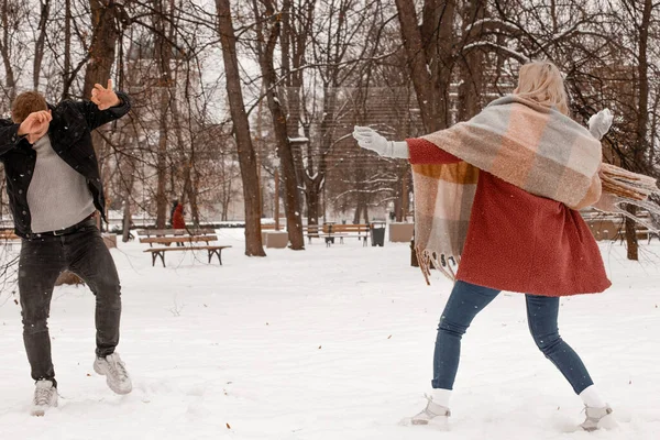 Outdoor waist up portrait of young beautiful happy smiling couple posing on street. Copy, empty space. Embracing dates in winterwear looking at camera in natural environment. Snow. Winter Vacation. — Stock Photo, Image