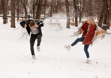 Kar ve kız arkadaşlarıyla oynayan çift kış tatilinde balo düzenliyor. Karda birlikte oynayan mutlu, ırklar arası bir çift. Dışarıda kar yağıyorken.