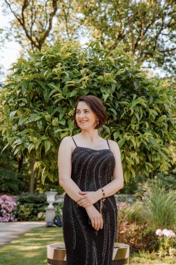 Mandarin portresinin yanındaki kadın. Mandalina ağacının yanındaki İspanyol kadın..