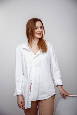 İş kadını kendinden emin bir portre. Beyaz stüdyo tarzı genç ve seksi bir çekim. Moda fotoğrafı. Uzun saçlı, beyaz bir kadın. Avrupa ırkından güzel bir kızın yakın plan portresi..