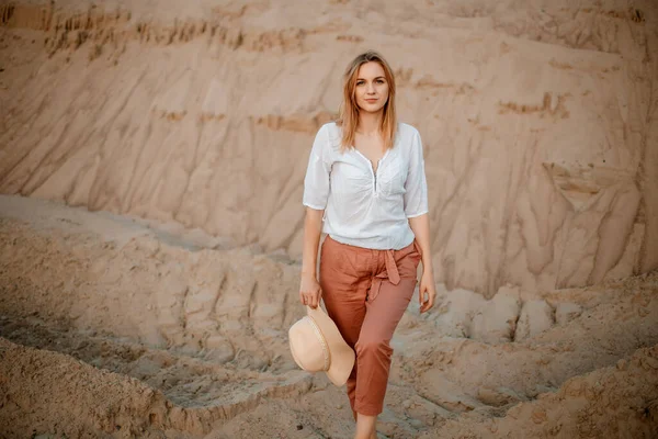 Mujer joven explorando la playa de arena con sombrero. Chica Hipster, joven viajero en el desierto de la naturaleza. Una mujer camina por el desierto para encontrarse. Mujer camina. — Foto de Stock