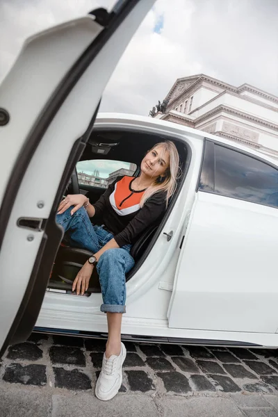 Jeune Belle Femme Sortie Une Voiture Blanche Jeune Femme Souriante — Photo