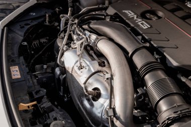 04-04-2021 Varşova. Polonya. Araba süren yakışıklı bir iş adamı. Çocuk direksiyona oturur ve yola bakar..