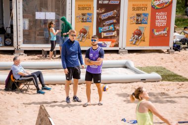 15-05-2021 Konstancin-Jeziorna. Polonya. Plaj voleybolu. Wawa Wake 'de. Plaj voleybolu oynayan bir sporcu.
