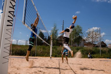 15-05-2021 Konstancin-Jeziorna. Polonya. Plaj voleybolu. Wawa Wake 'de. Plaj voleybolu oynayan bir sporcu.