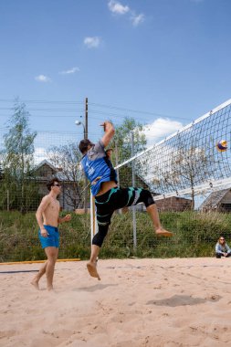 15-05-2021 Konstancin-Jeziorna. Polonya. Plaj voleybolu. Wawa Wake 'de. Plaj voleybolu oynayan bir sporcu.