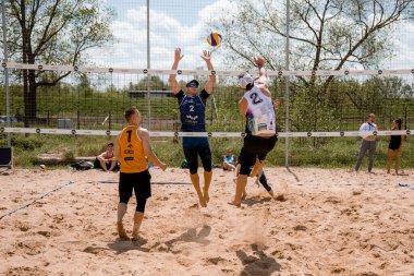 15-05-2021 Konstancin-Jeziorna. Polonya. Plaj voleybolu. Wawa Wake 'de. Plaj voleybolu oynayan bir sporcu.